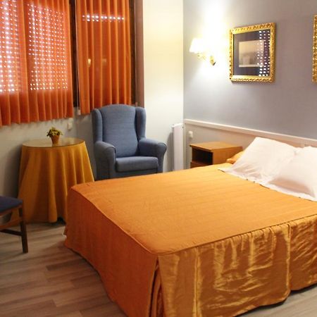Hostal Montserrat Tona Экстерьер фото