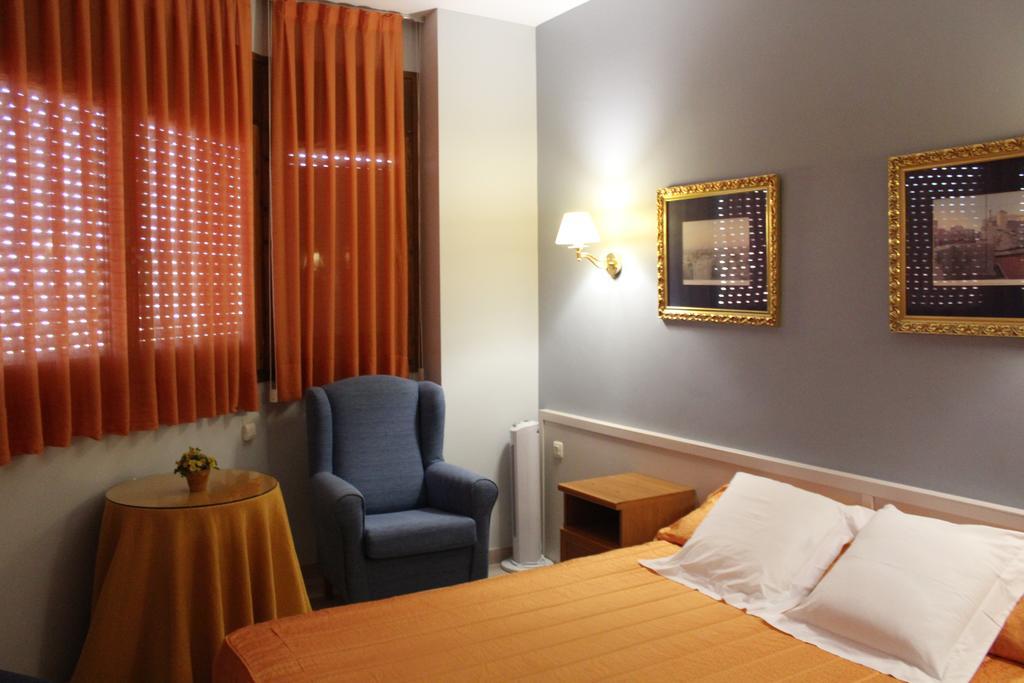 Hostal Montserrat Tona Экстерьер фото