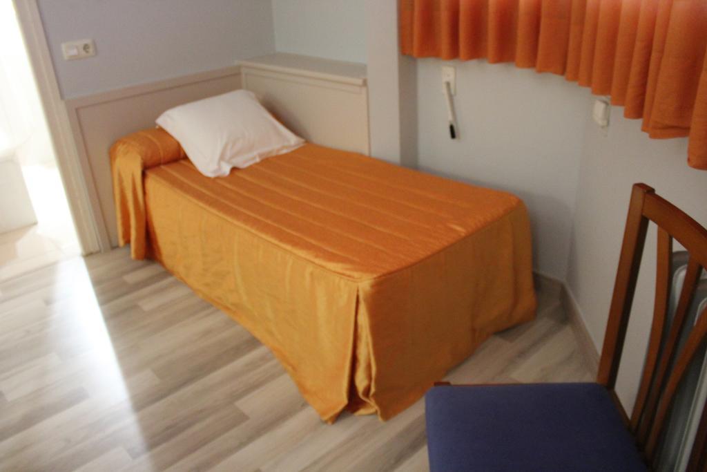Hostal Montserrat Tona Экстерьер фото