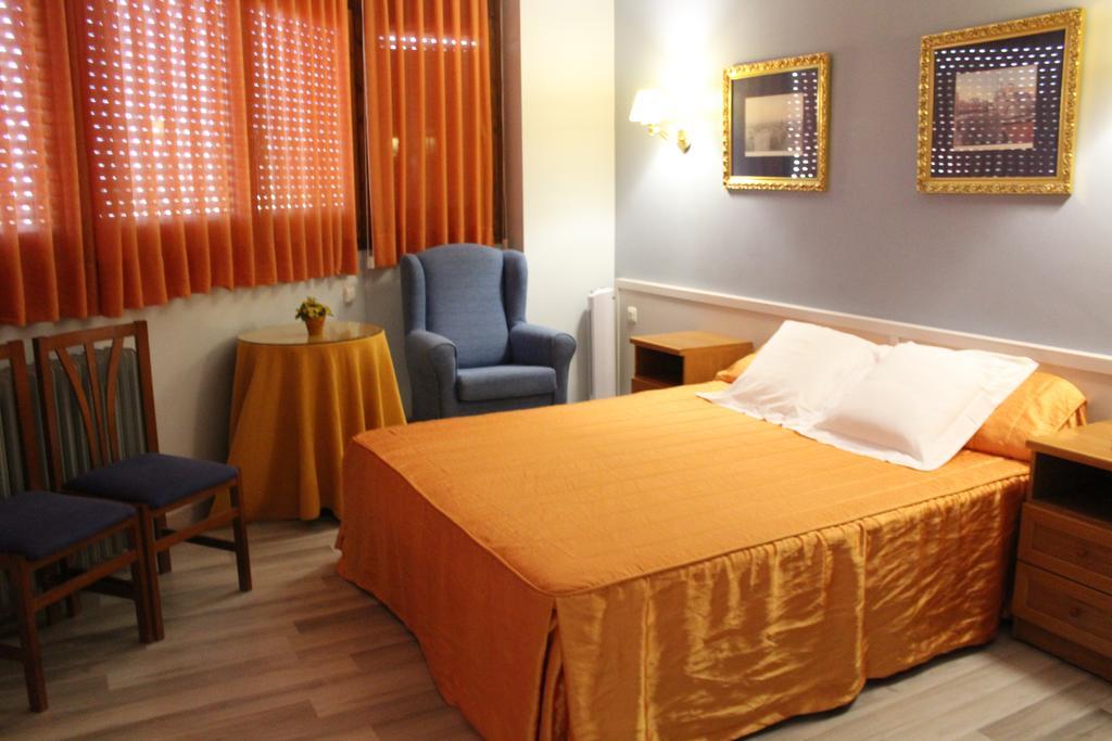 Hostal Montserrat Tona Экстерьер фото