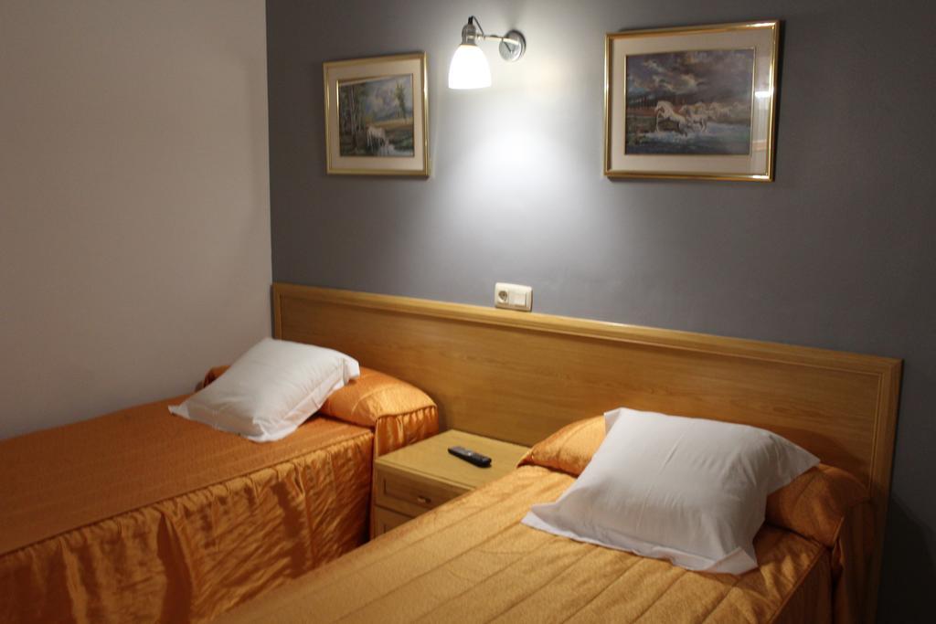 Hostal Montserrat Tona Экстерьер фото