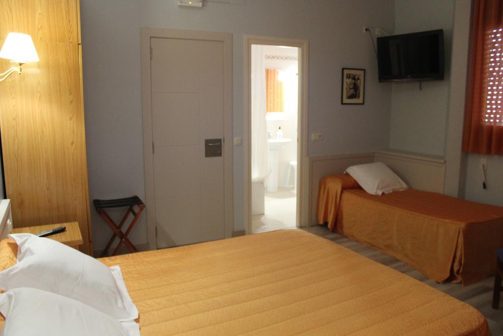 Hostal Montserrat Tona Экстерьер фото