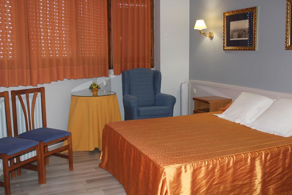 Hostal Montserrat Tona Экстерьер фото