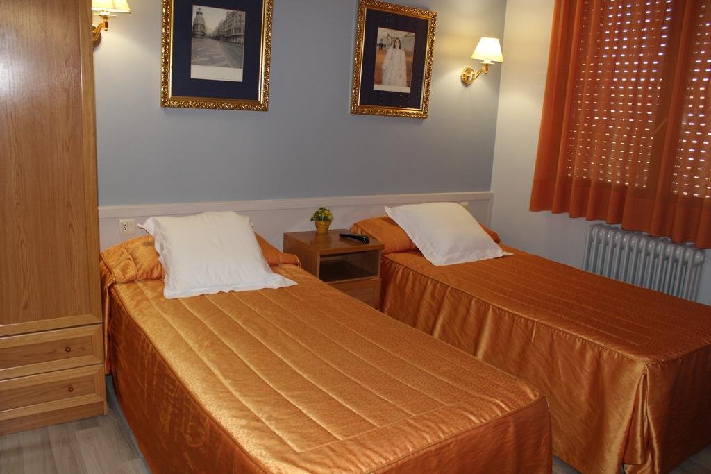 Hostal Montserrat Tona Экстерьер фото