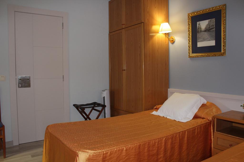 Hostal Montserrat Tona Экстерьер фото