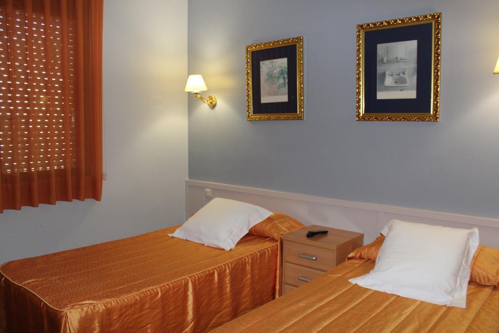 Hostal Montserrat Tona Экстерьер фото