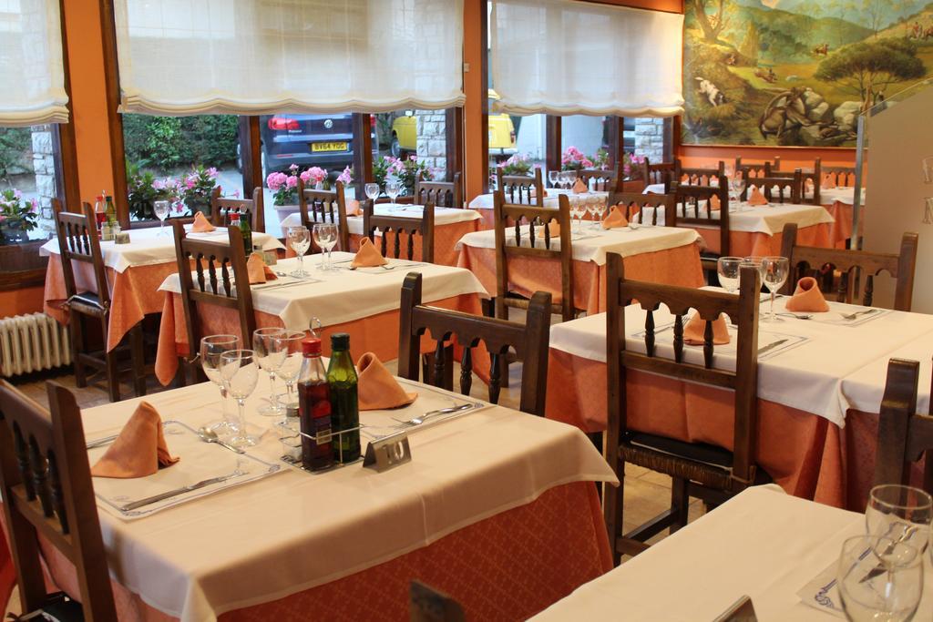 Hostal Montserrat Tona Экстерьер фото