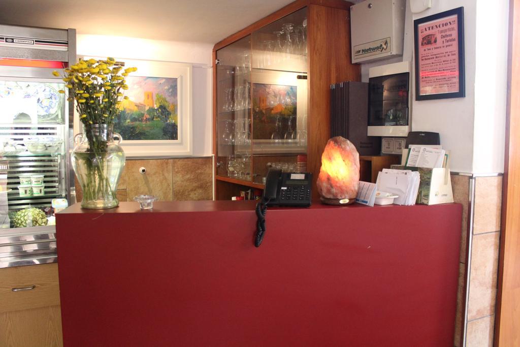 Hostal Montserrat Tona Экстерьер фото