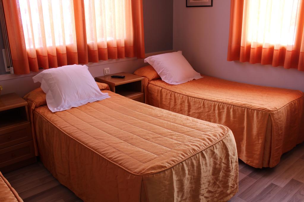 Hostal Montserrat Tona Экстерьер фото
