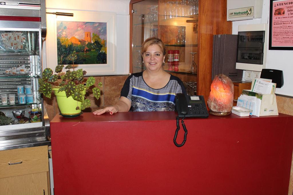 Hostal Montserrat Tona Экстерьер фото