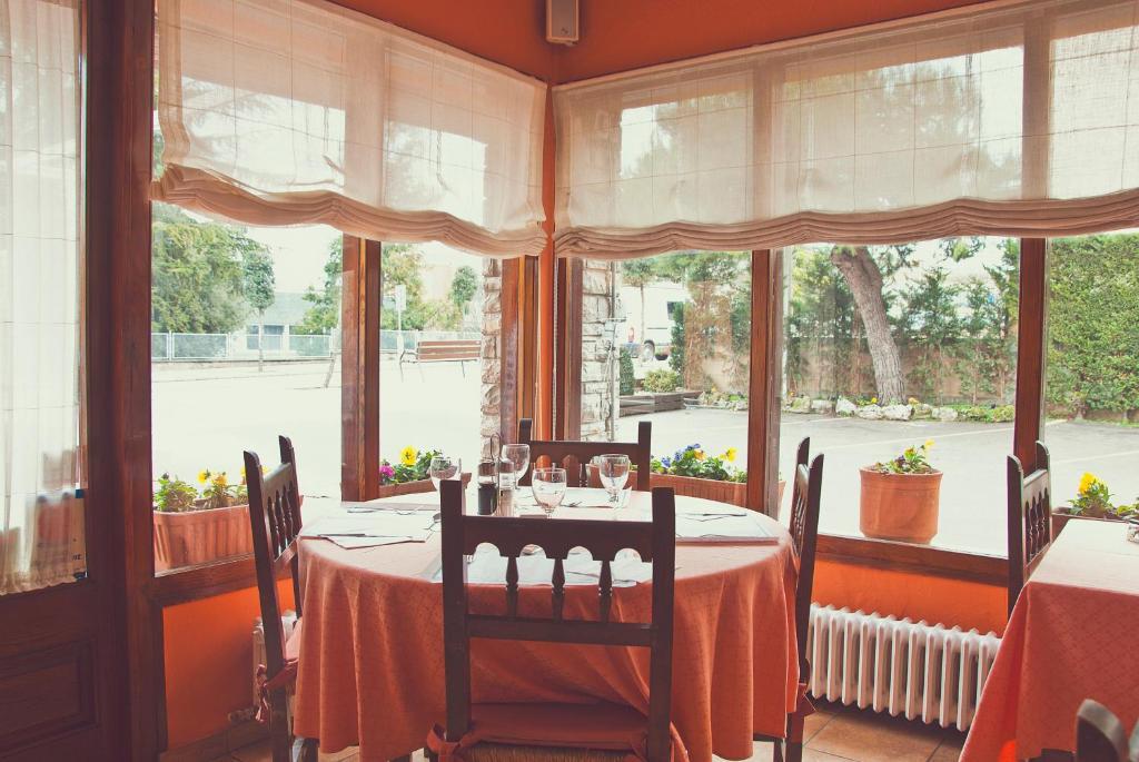 Hostal Montserrat Tona Экстерьер фото