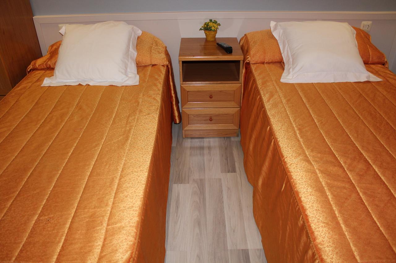 Hostal Montserrat Tona Экстерьер фото