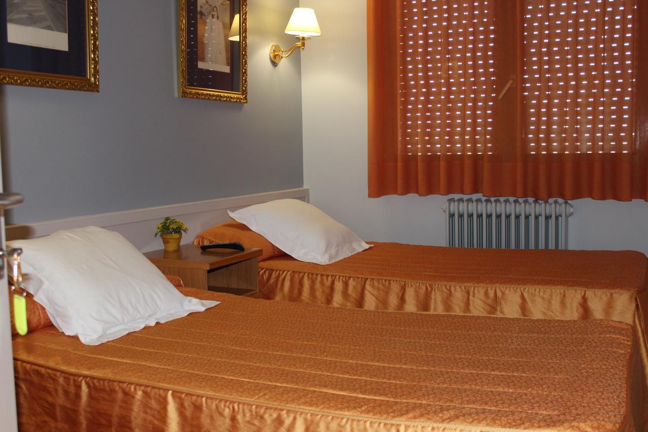 Hostal Montserrat Tona Экстерьер фото