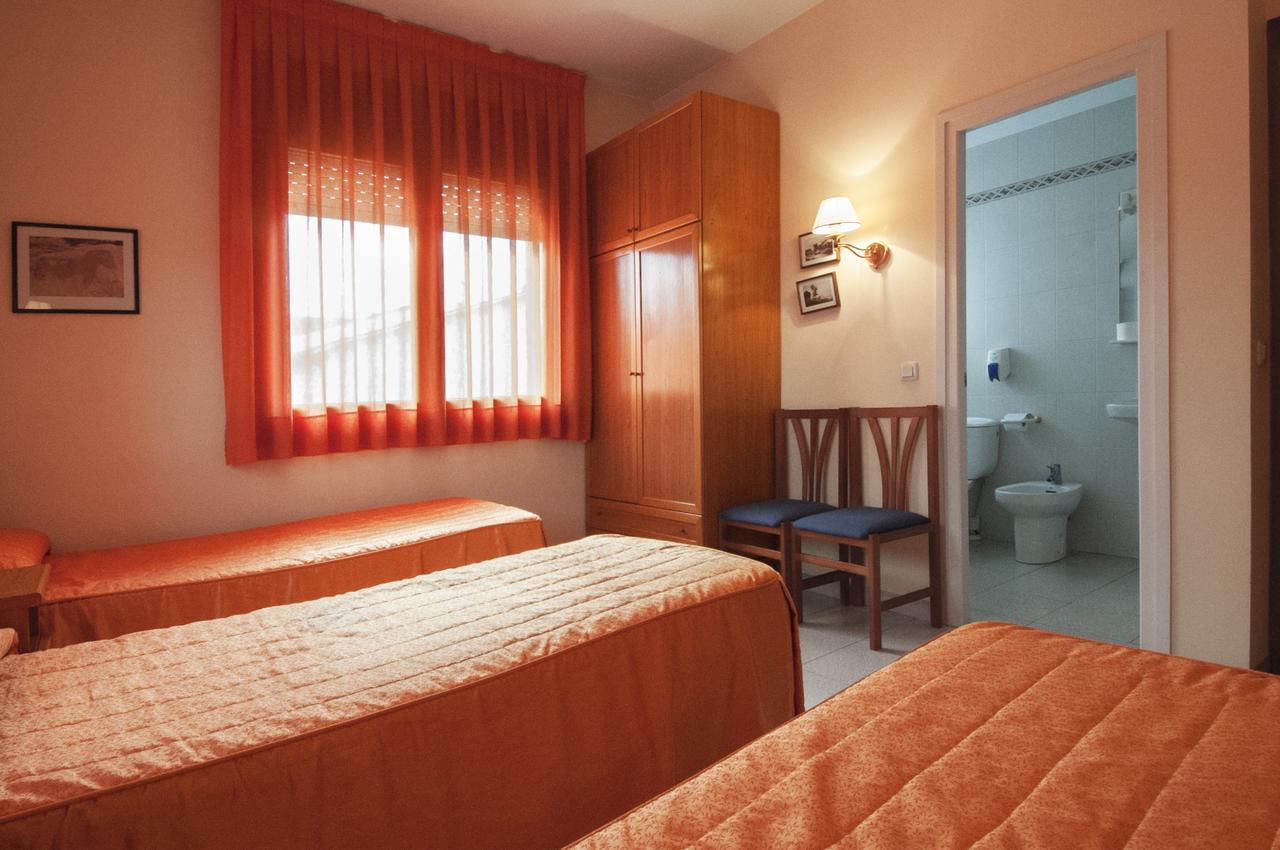 Hostal Montserrat Tona Экстерьер фото