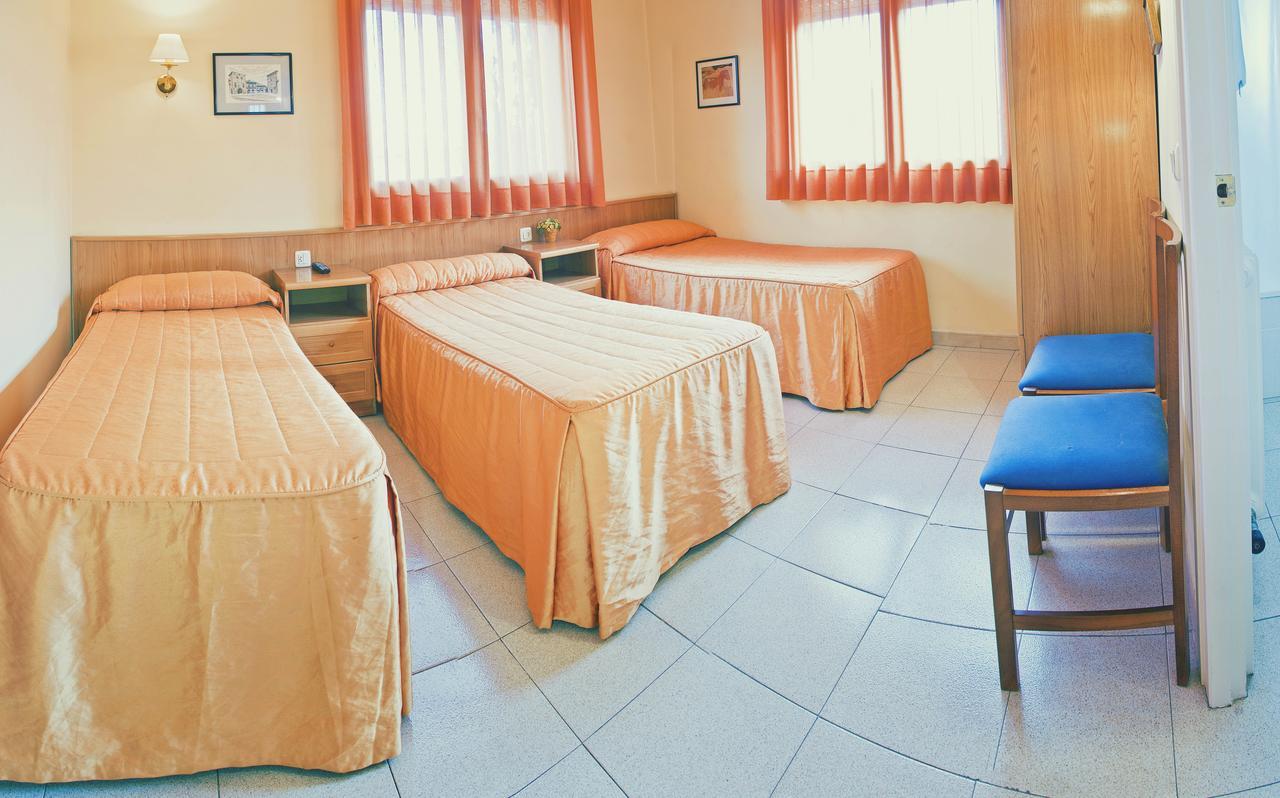 Hostal Montserrat Tona Экстерьер фото